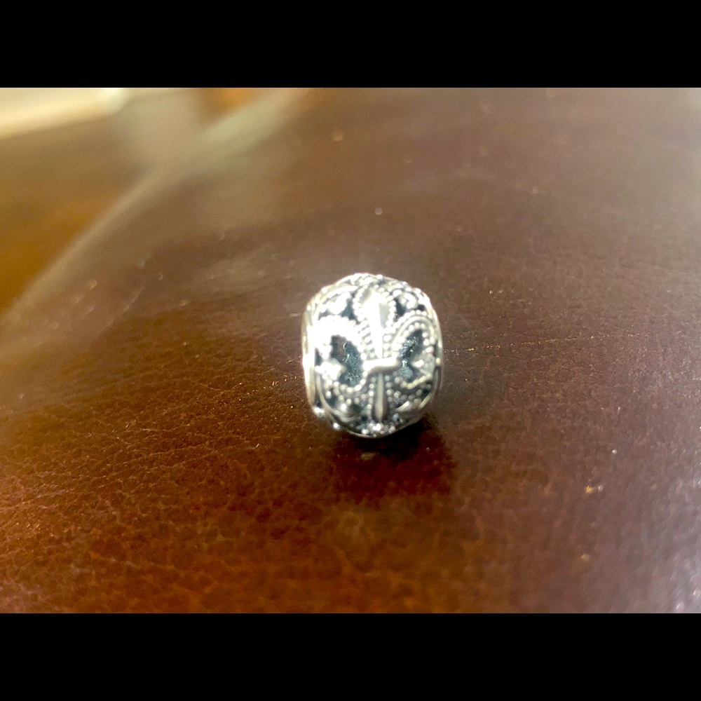 AUTHENTIC PANDORA FLEUR DIS LIES CHARM.